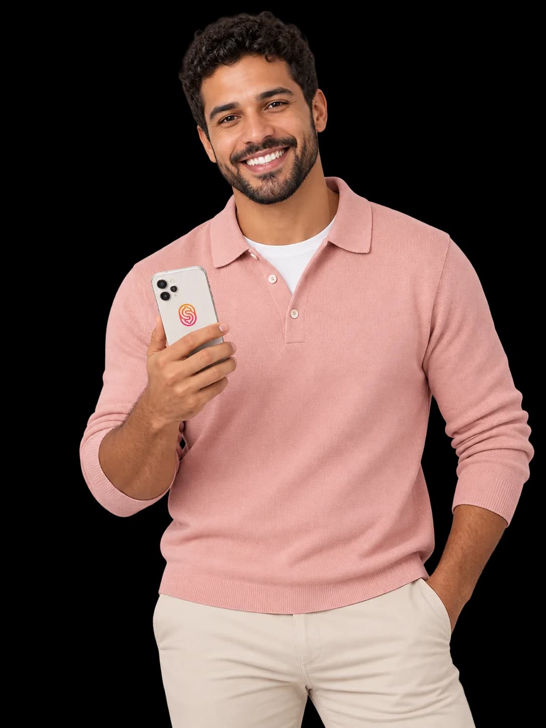 Homem sorridente segurando um celular com o símbolo do EasyFinance